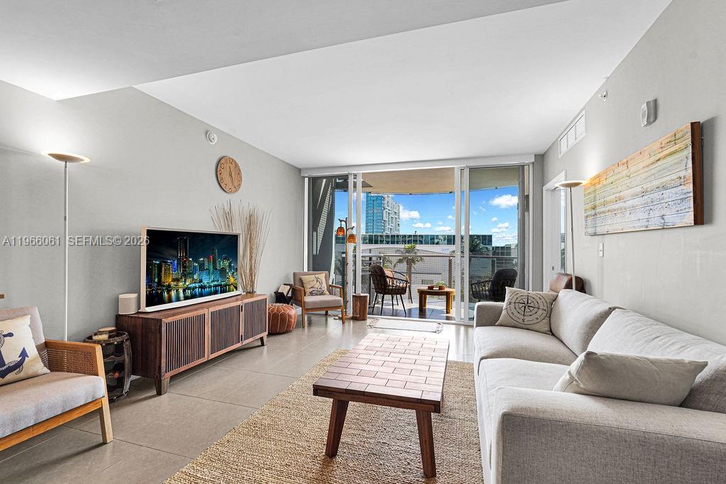 2155 Washington Ct # 403