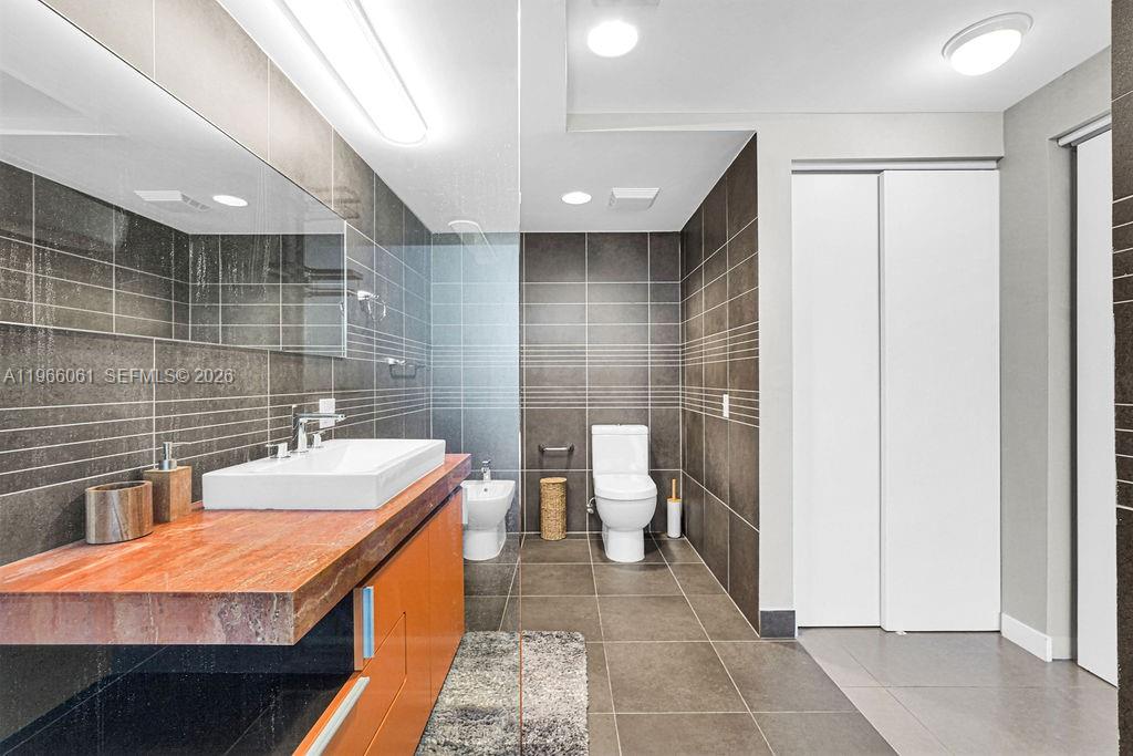 2155 Washington Ct # 403