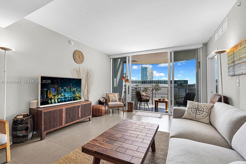 2155 Washington Ct # 403