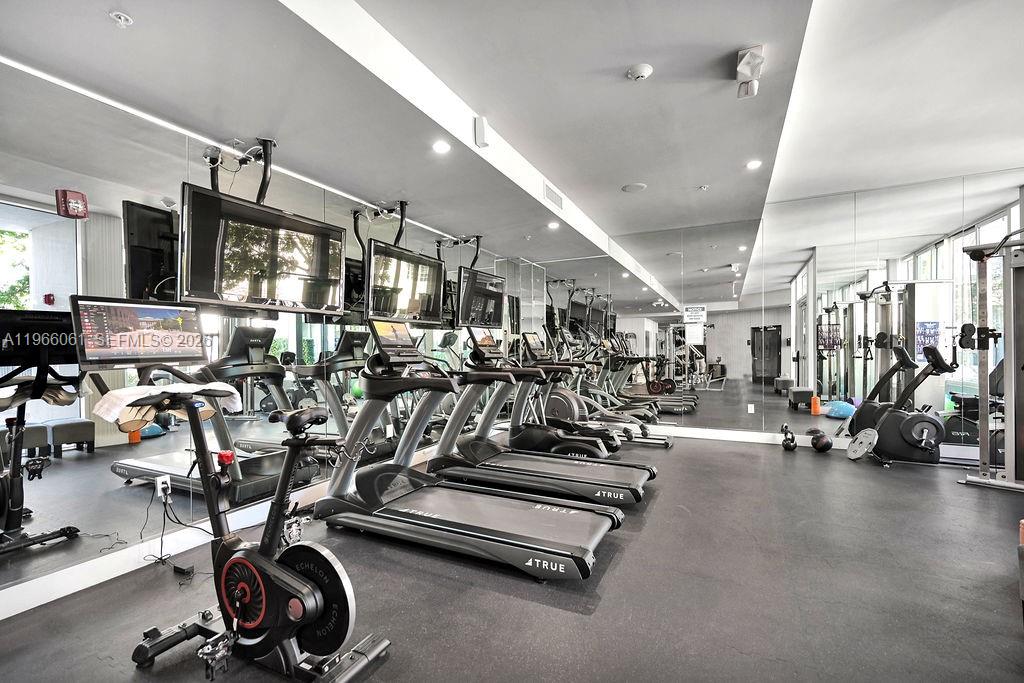 2155 Washington Ct # 403