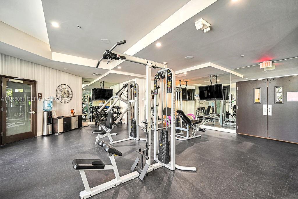 2155 Washington Ct # 403