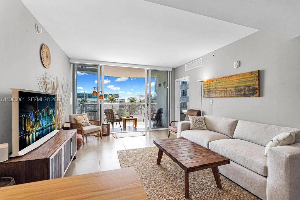 2155 Washington Ct # 403