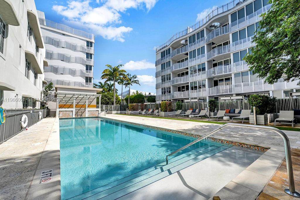 2155 Washington Ct # 403