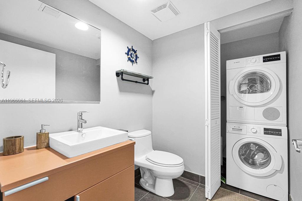 2155 Washington Ct # 403