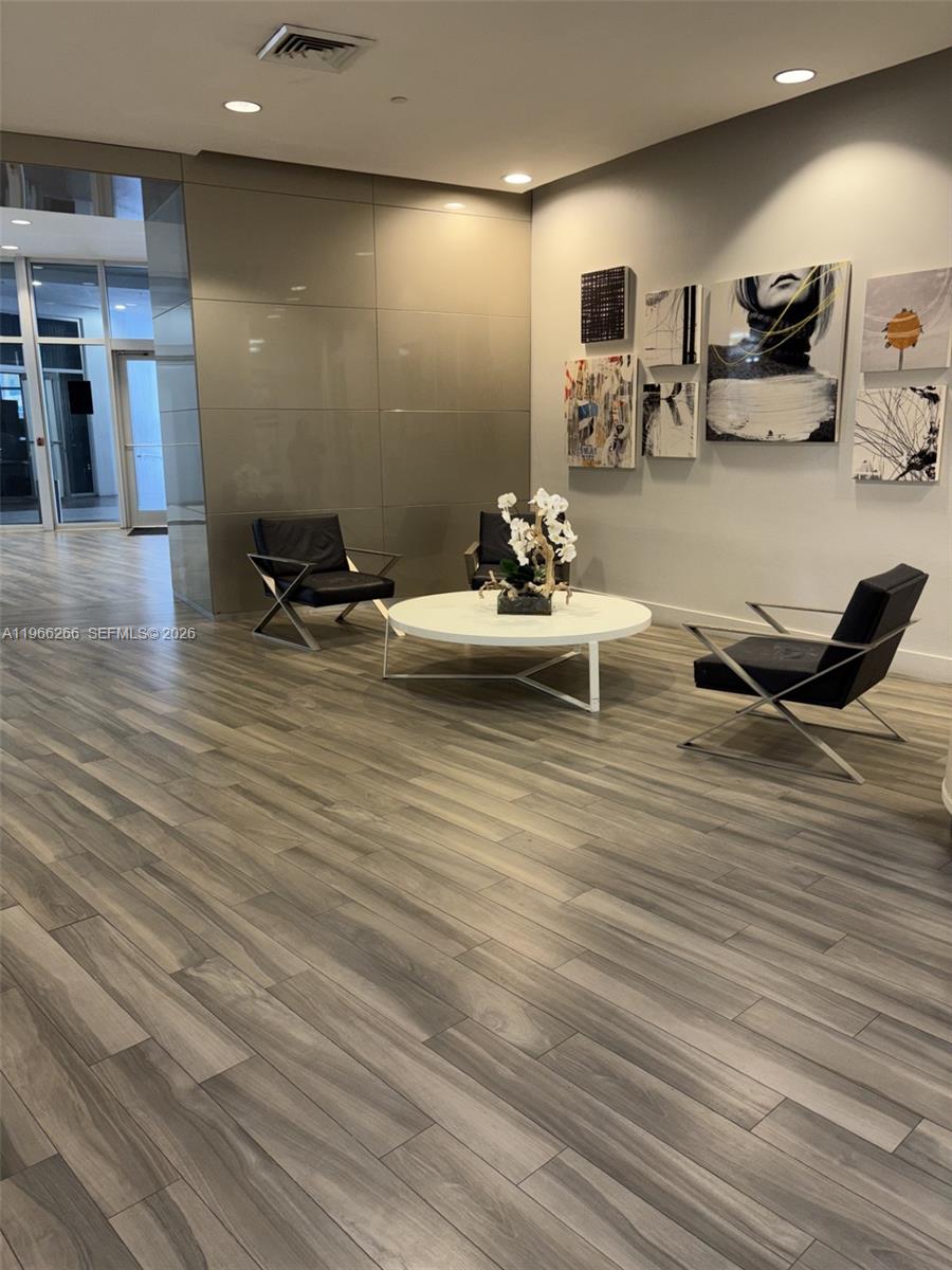1750 N Bayshore Dr # 2208
