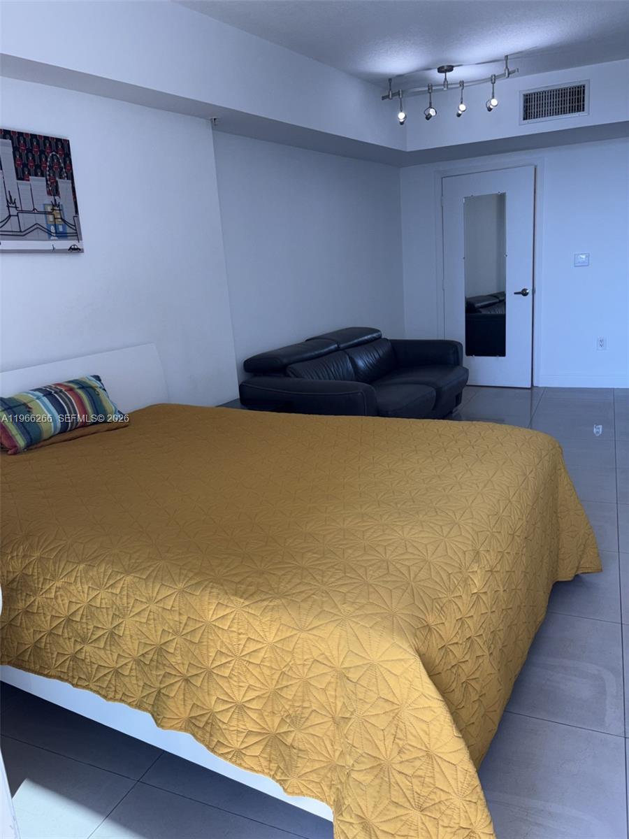 1750 N Bayshore Dr # 2208