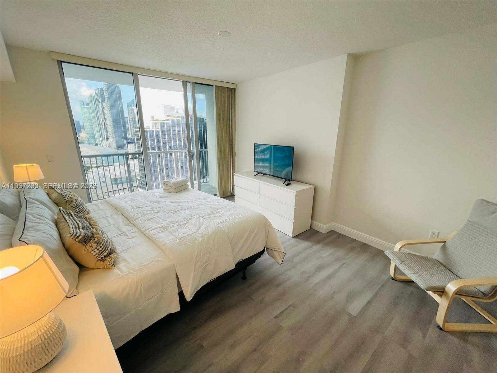 1750 N Bayshore Dr # 2710