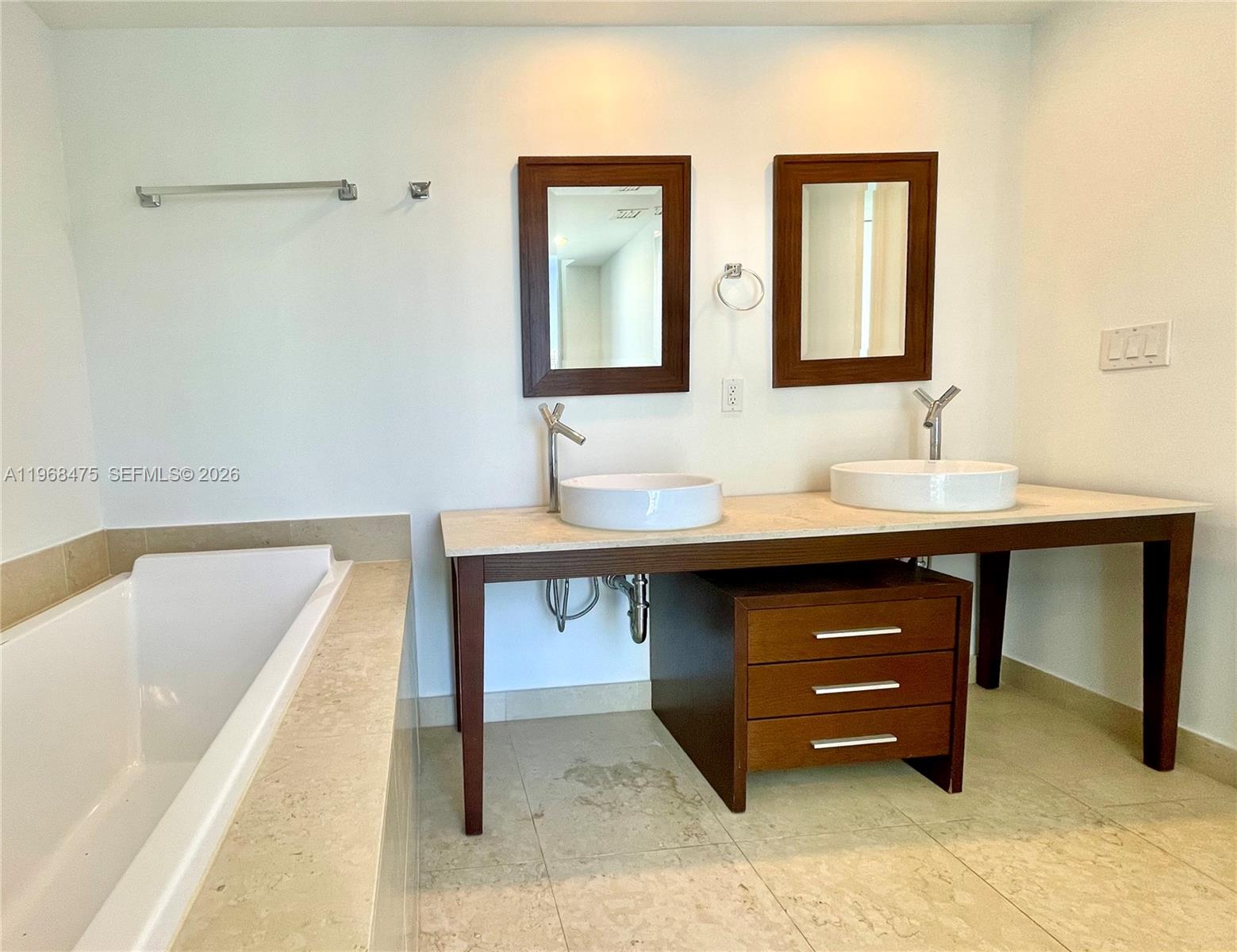 495 BRICKELL AV # 3011