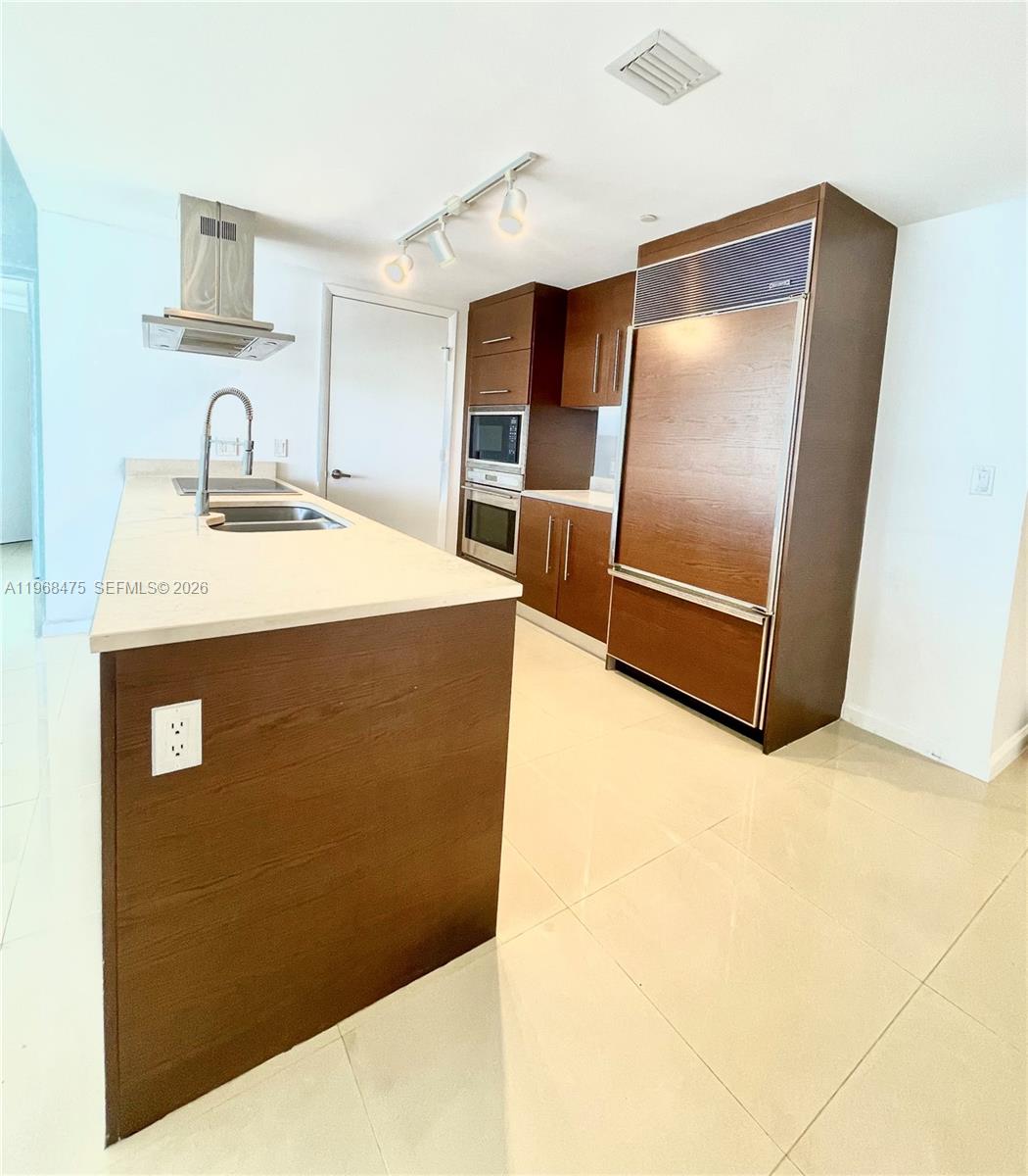 495 BRICKELL AV # 3011