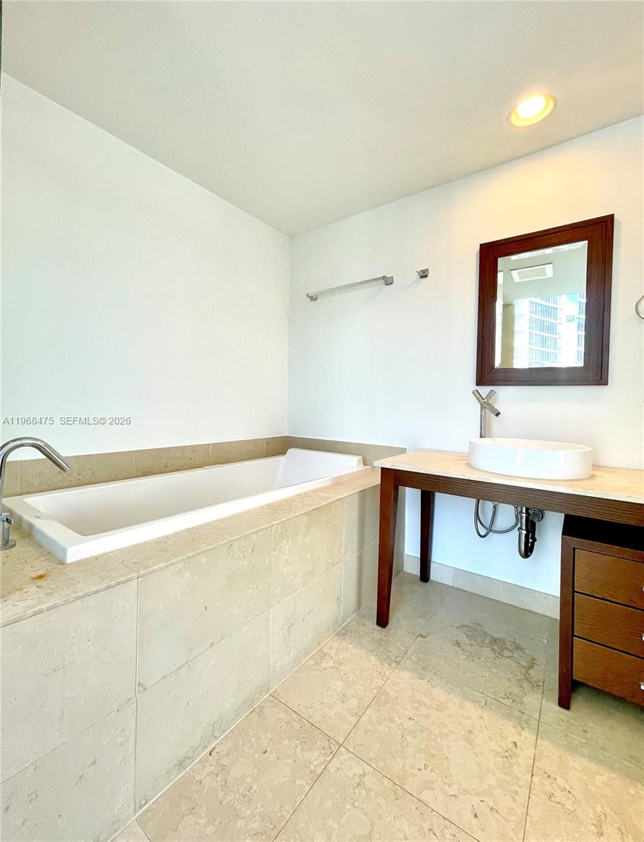 495 BRICKELL AV # 3011