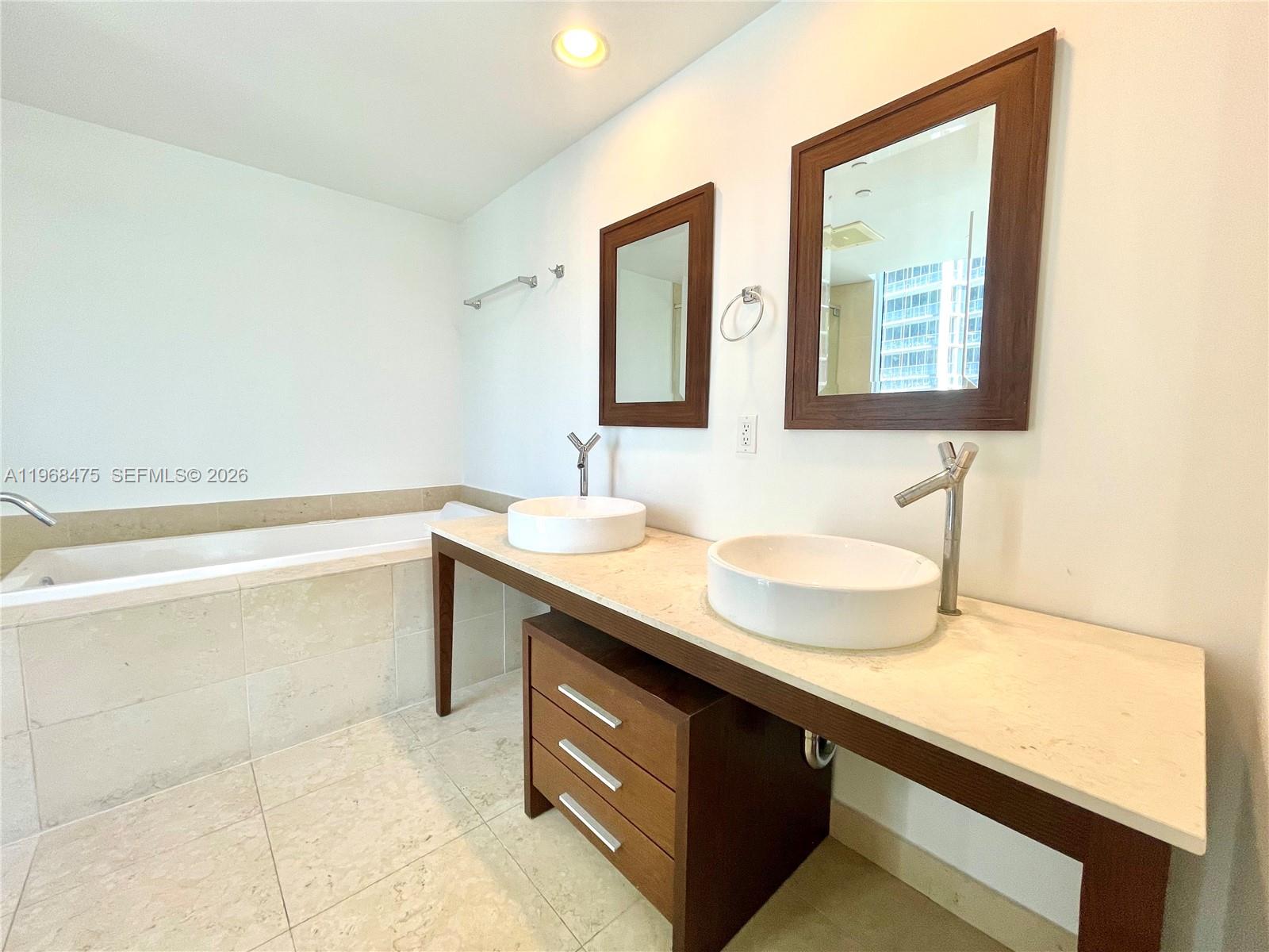 495 BRICKELL AV # 3011