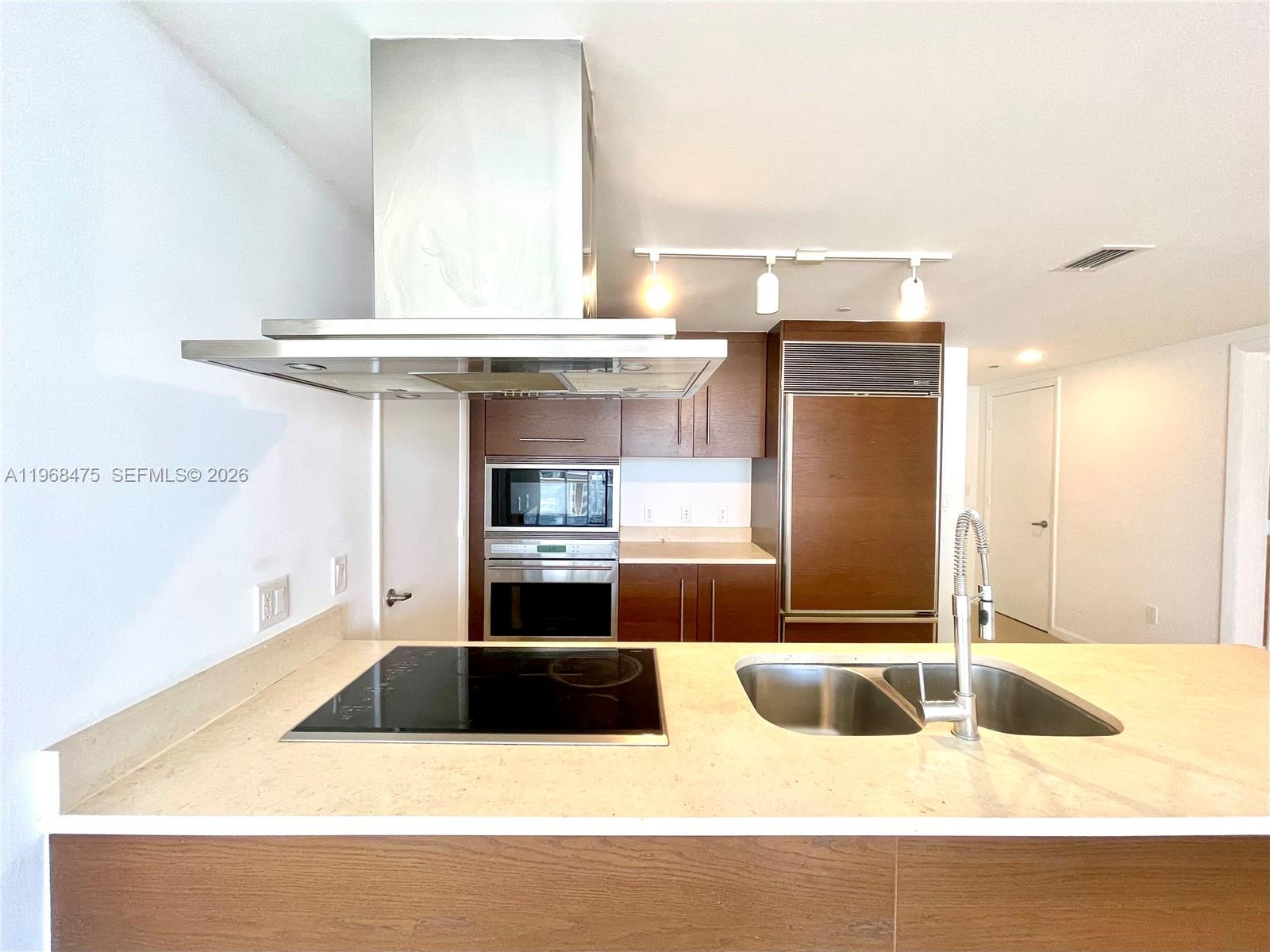 495 BRICKELL AV # 3011