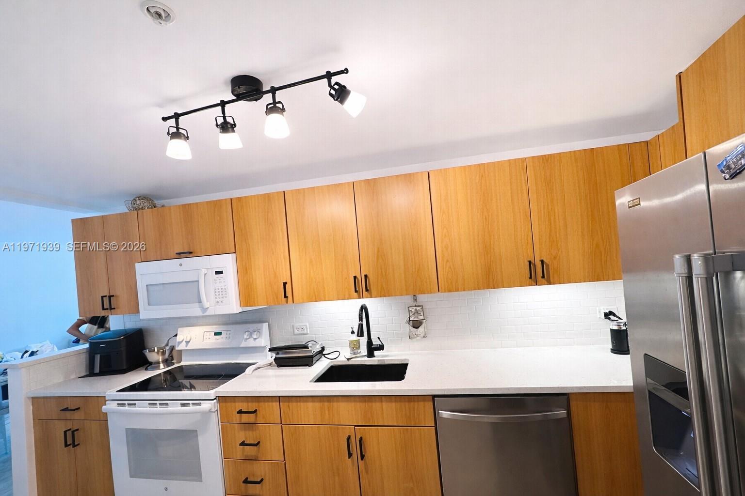 7501 E Treasure Dr # 7L