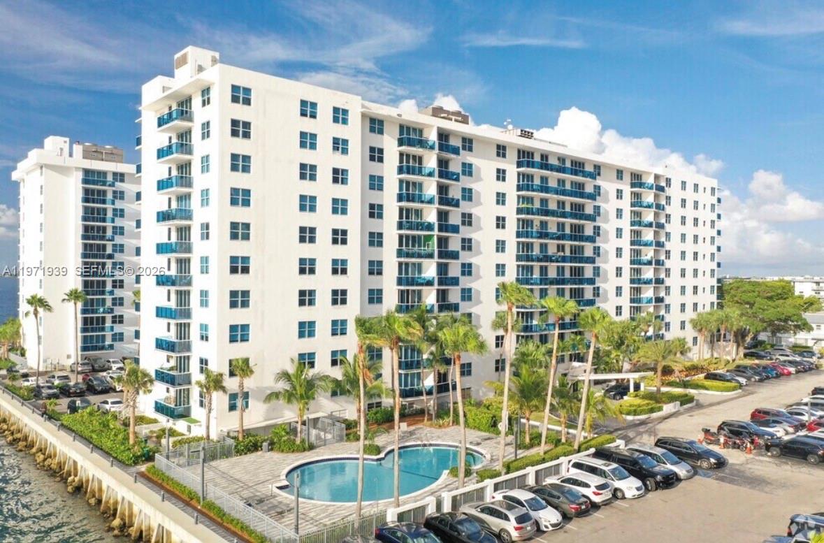 7501 E Treasure Dr # 7L