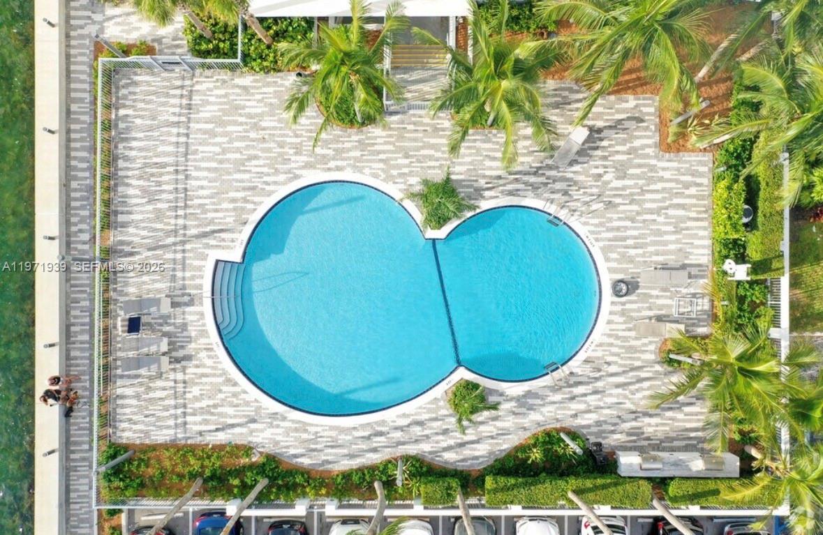 7501 E Treasure Dr # 7L