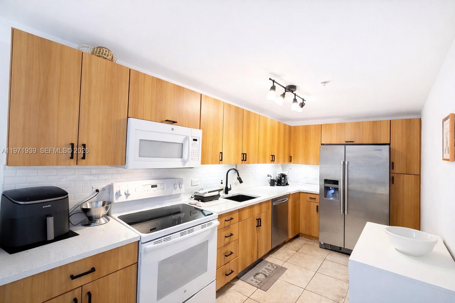 7501 E Treasure Dr # 7L