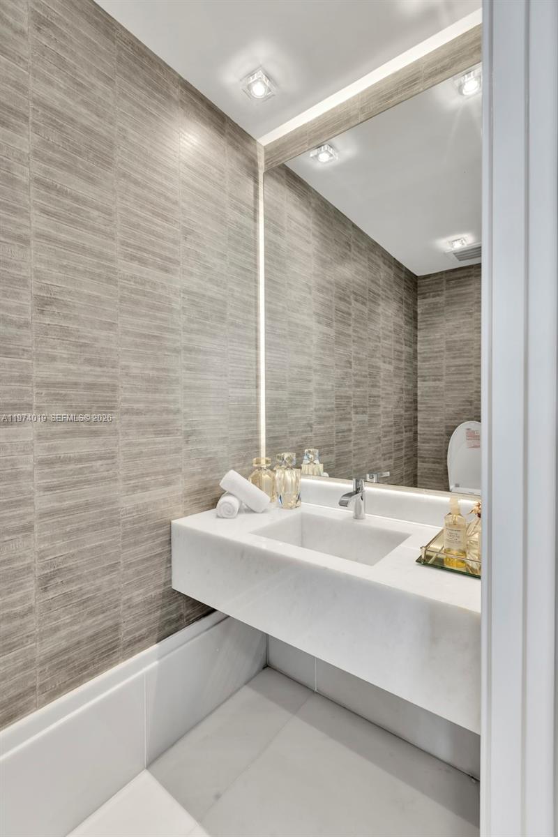 18555 Collins Ave # 4605