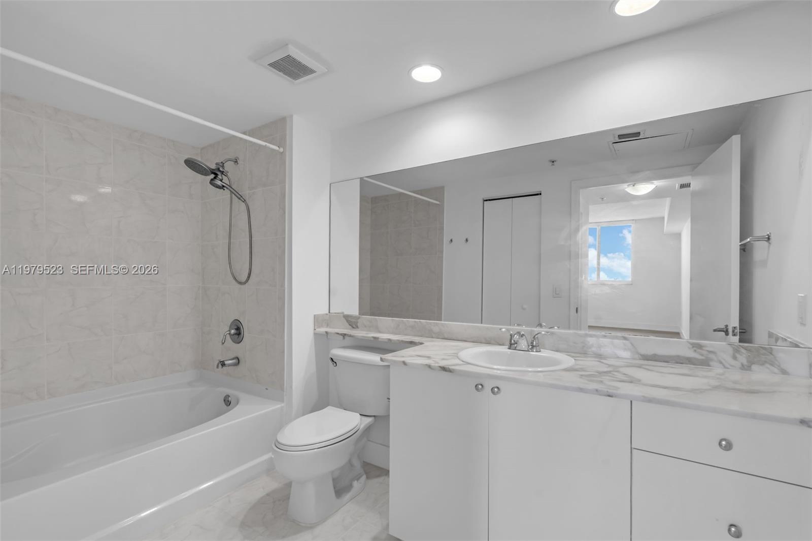 18800 NE 29th Ave Unit: LP1022