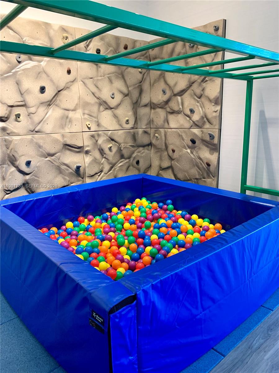 16385 Biscayne Blvd # 1104