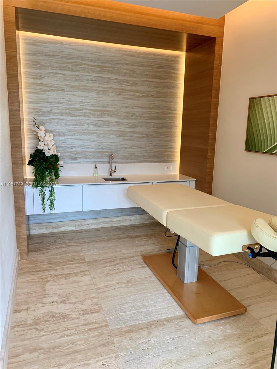 16385 Biscayne Blvd # 1104