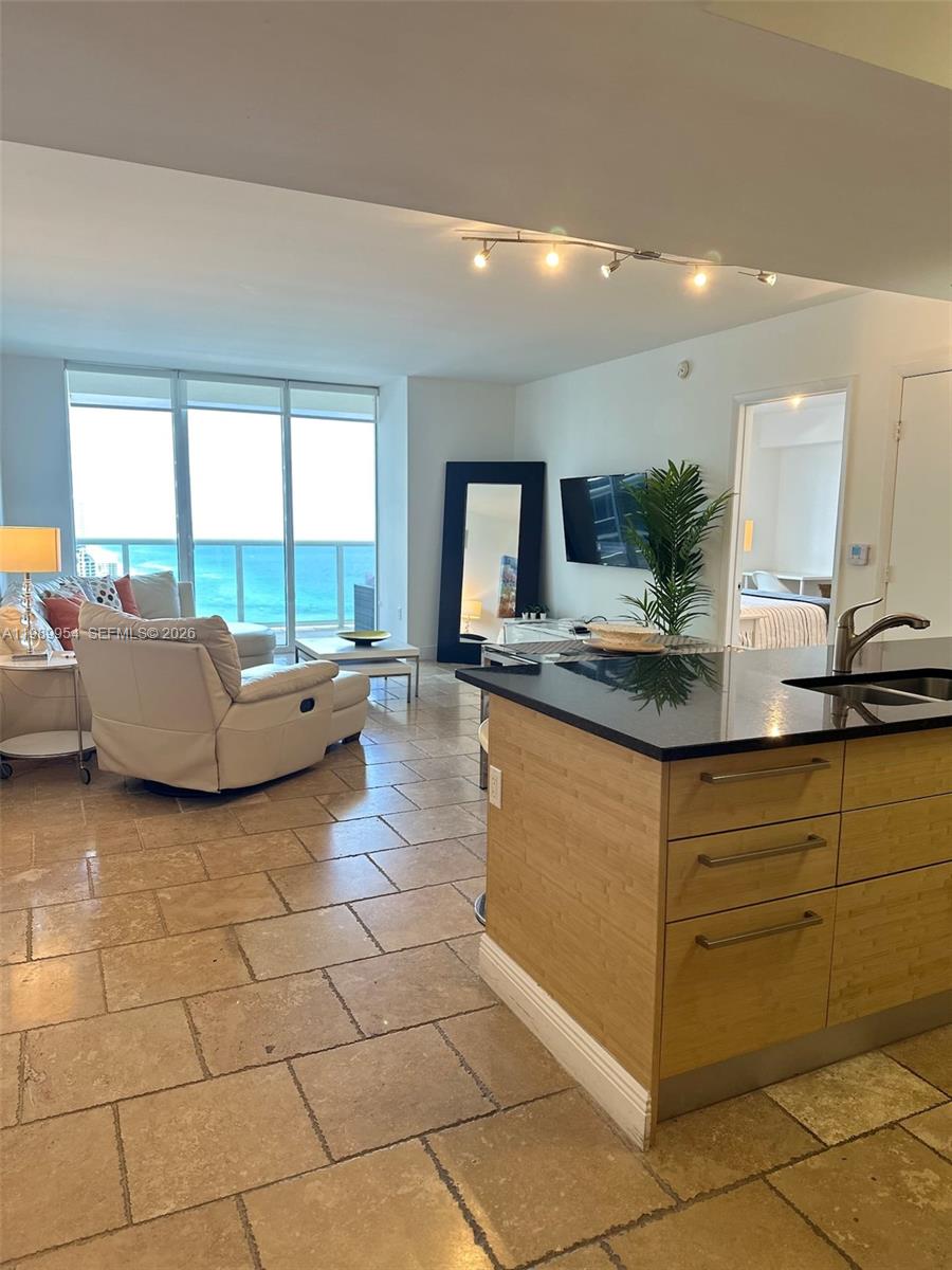 1830 S Ocean Dr # 4010