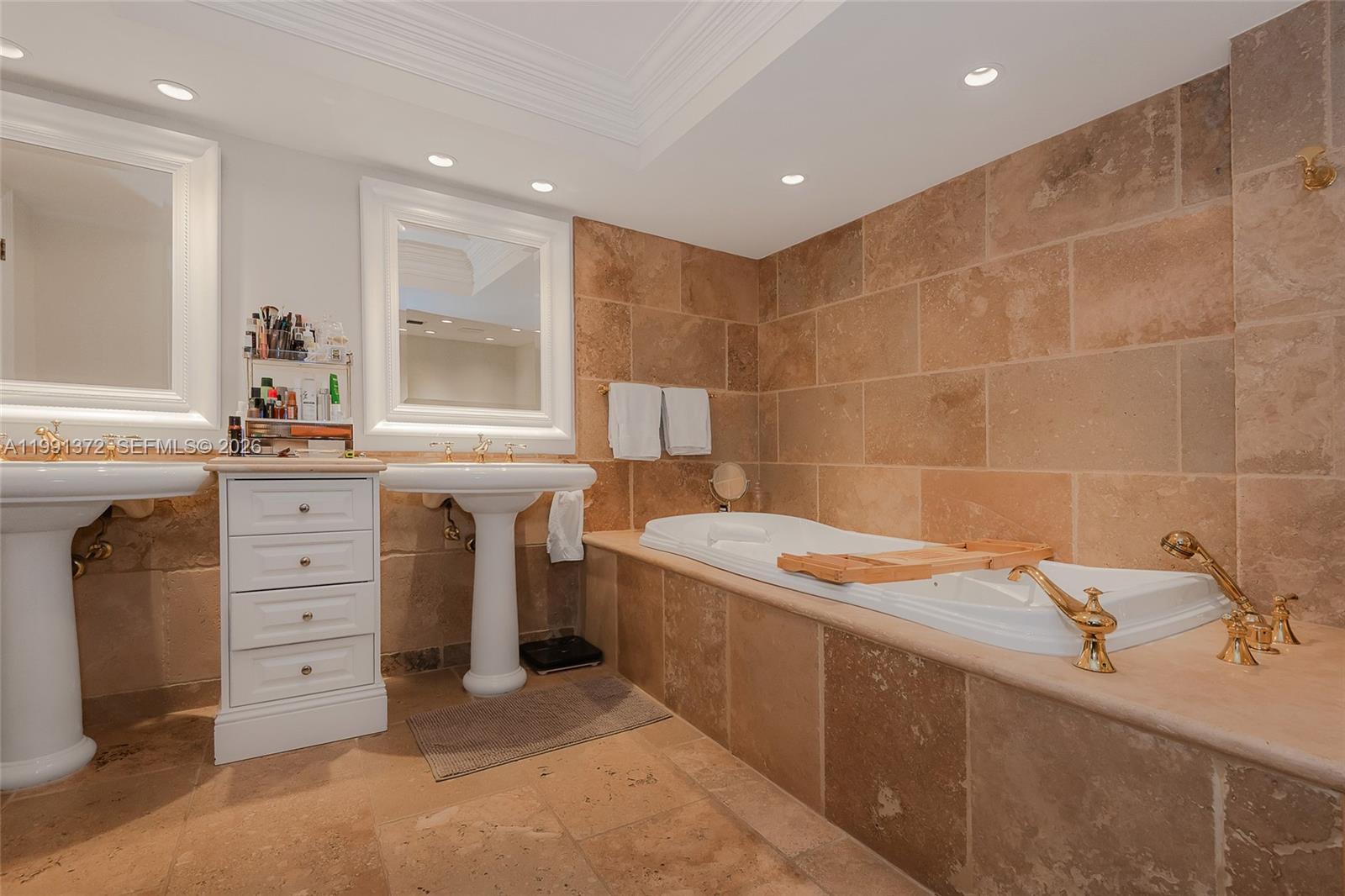 600 Grapetree Dr Unit: 9GN