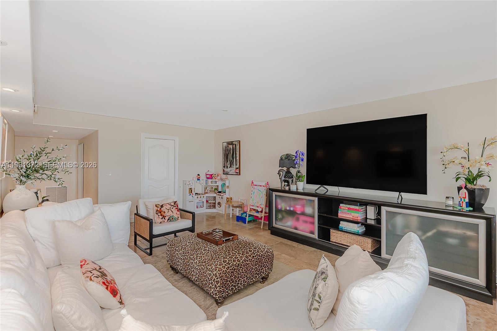 600 Grapetree Dr Unit: 9GN