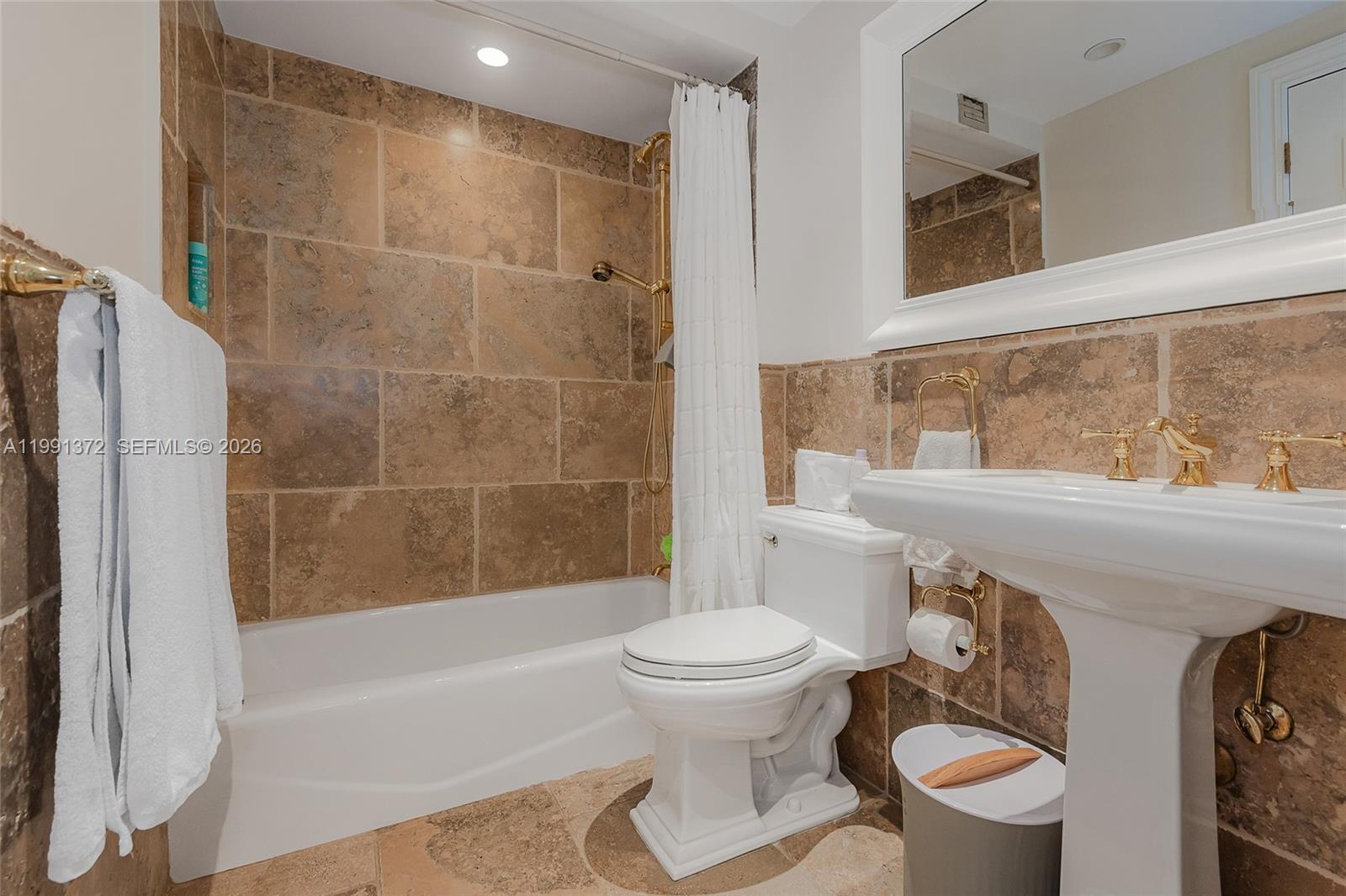 600 Grapetree Dr Unit: 9GN