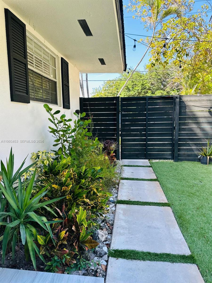 1002 NE 119th St # F