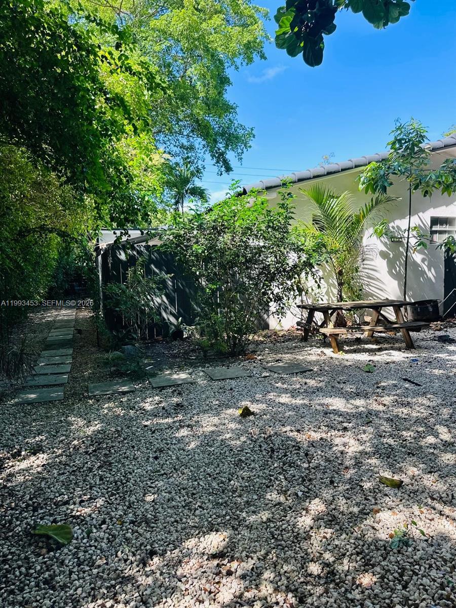 1002 NE 119th St # F