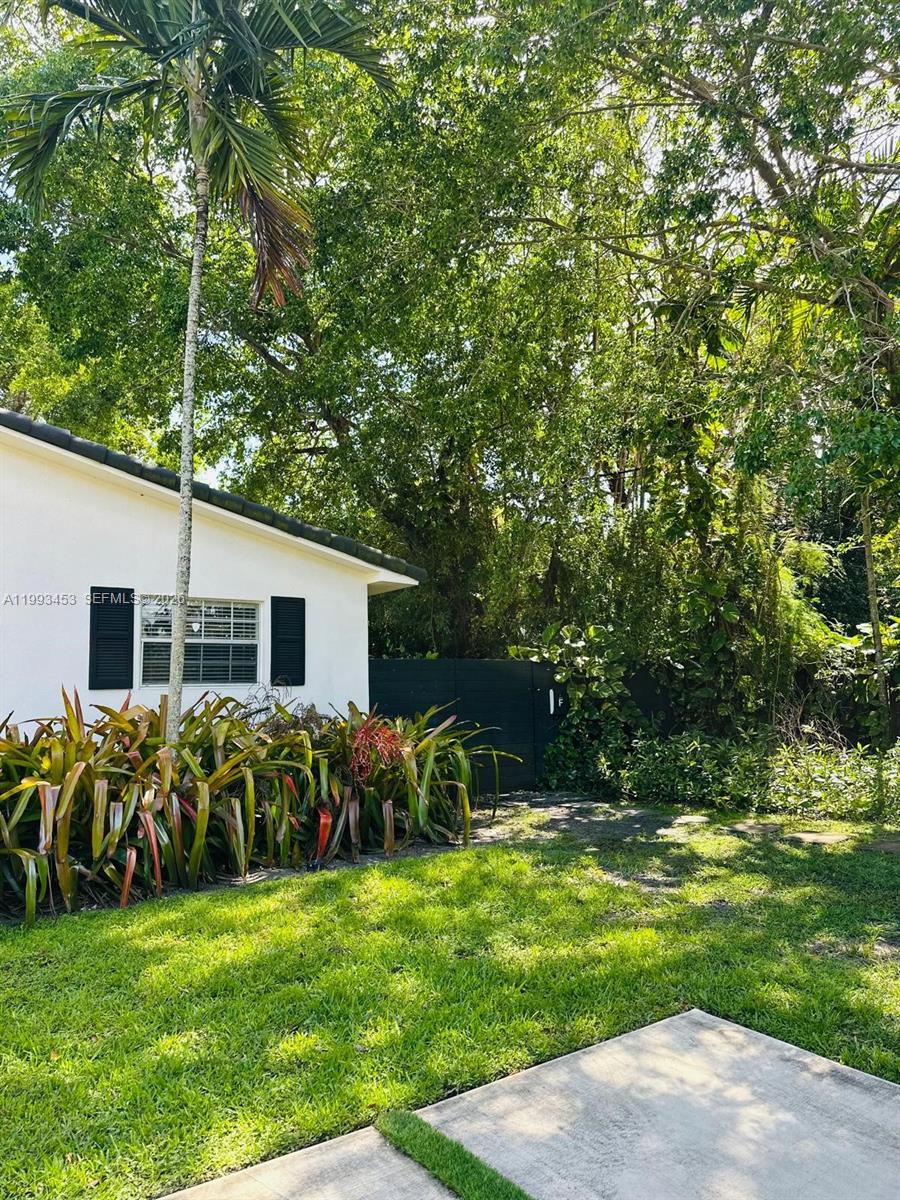 1002 NE 119th St # F