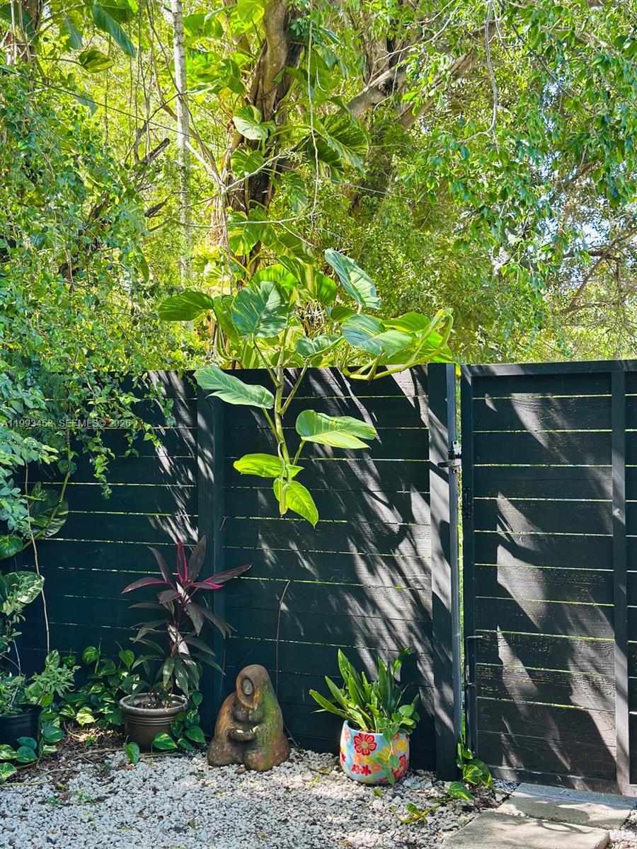 1002 NE 119th St # F