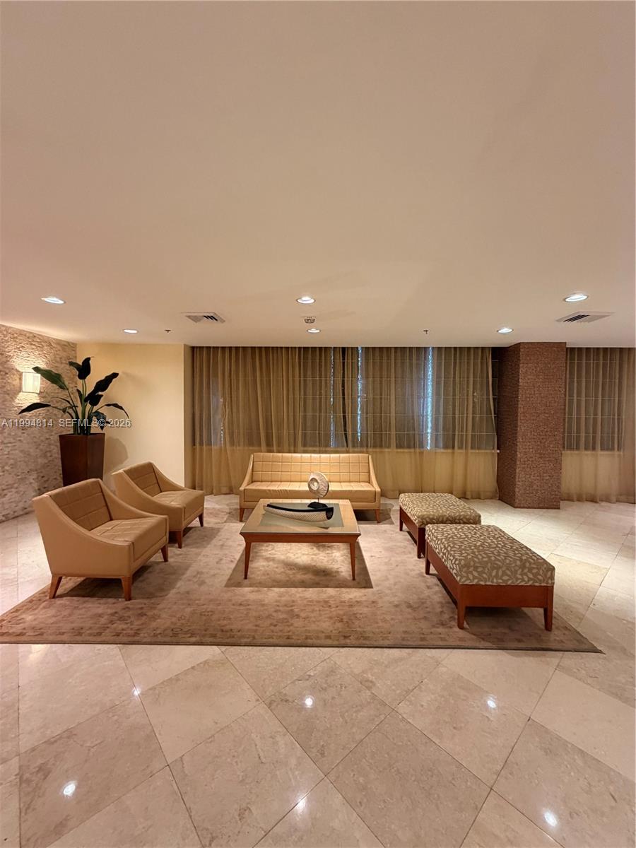 6767 Collins Ave # 504