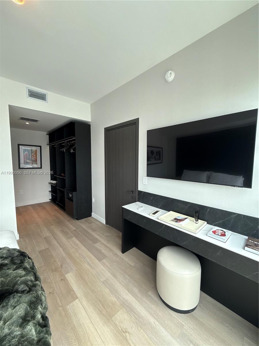 20 NE 11th St # 2909