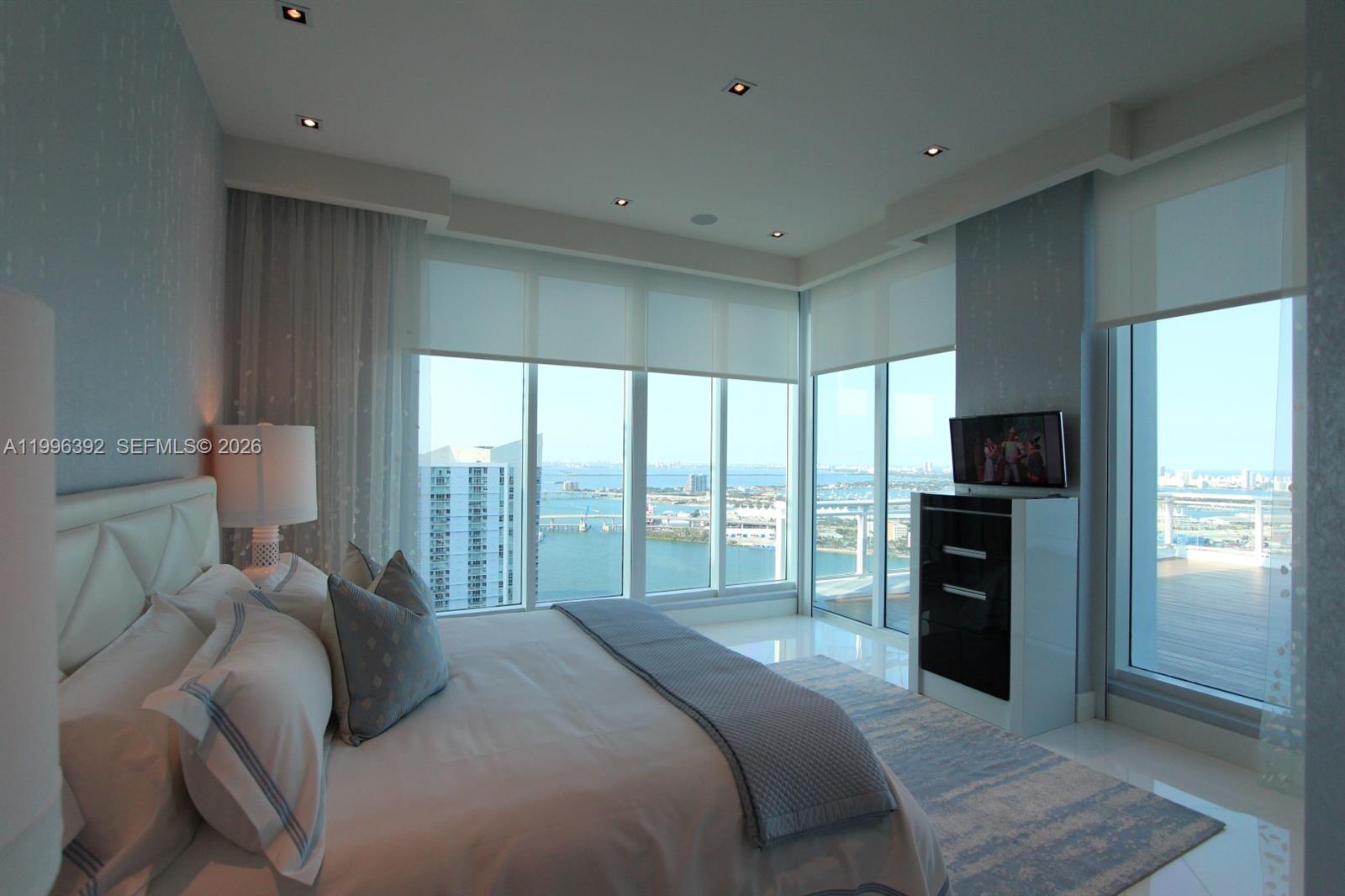 900 Brickell Key Blvd Unit: PH3403