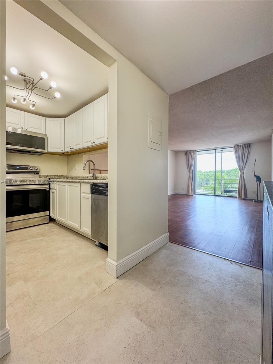 2935 NE 163rd St # 4T