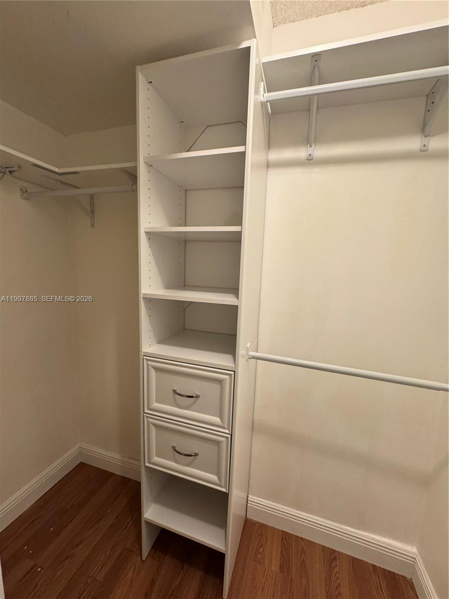 2935 NE 163rd St # 4T