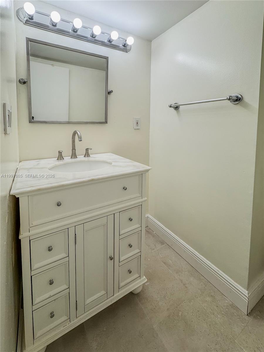 2935 NE 163rd St # 4T