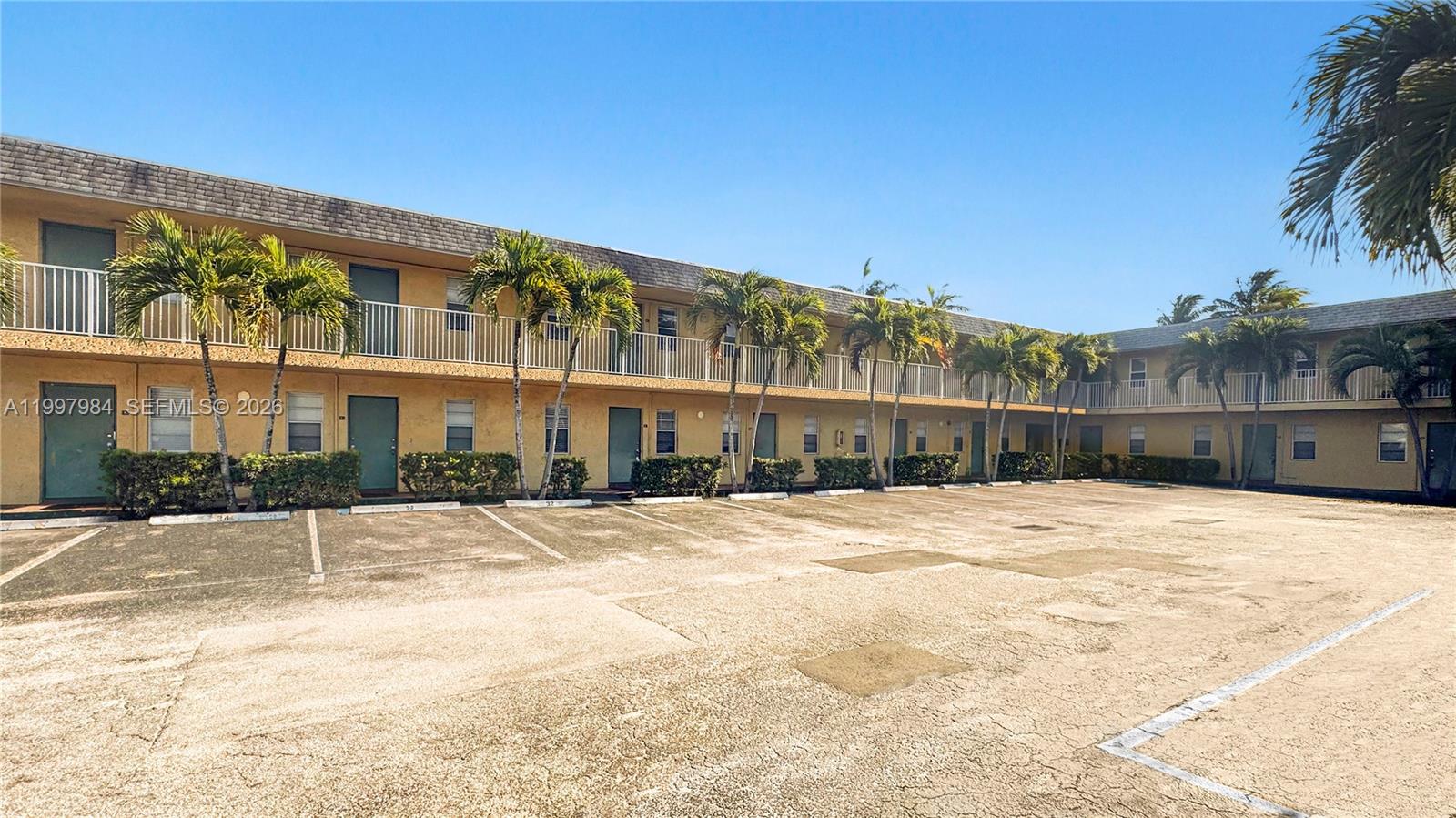 4081 N Dixie Hwy # 20