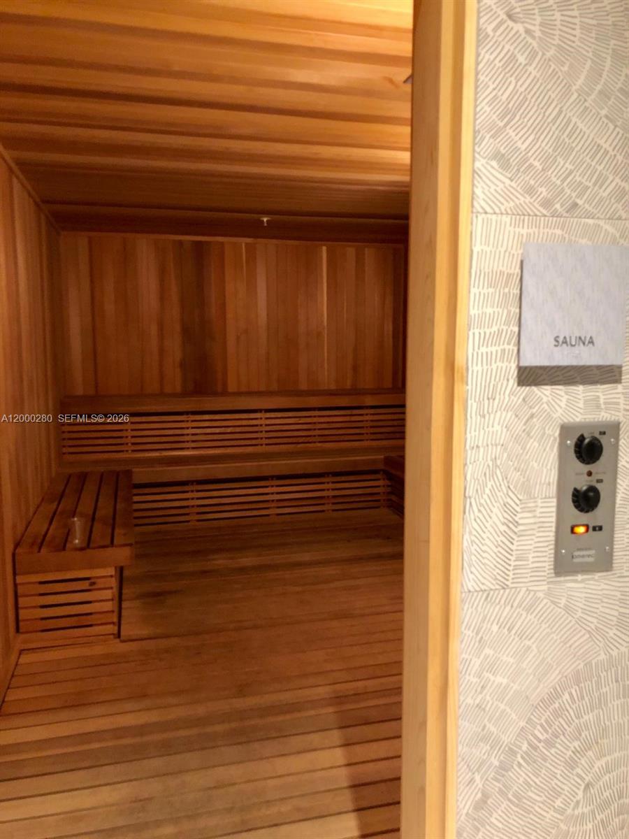 2900 NE 7 AVE # 2907