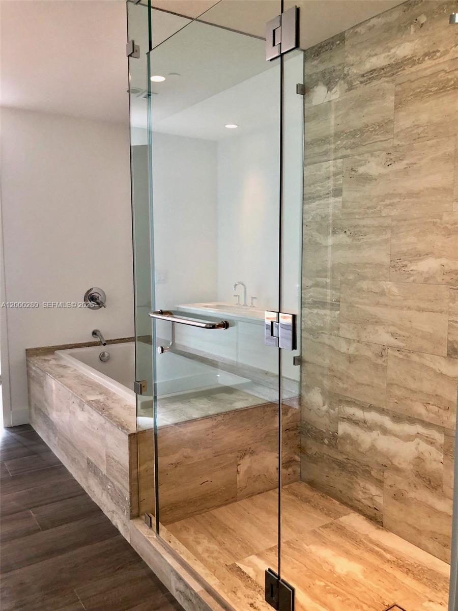 2900 NE 7 AVE # 2907