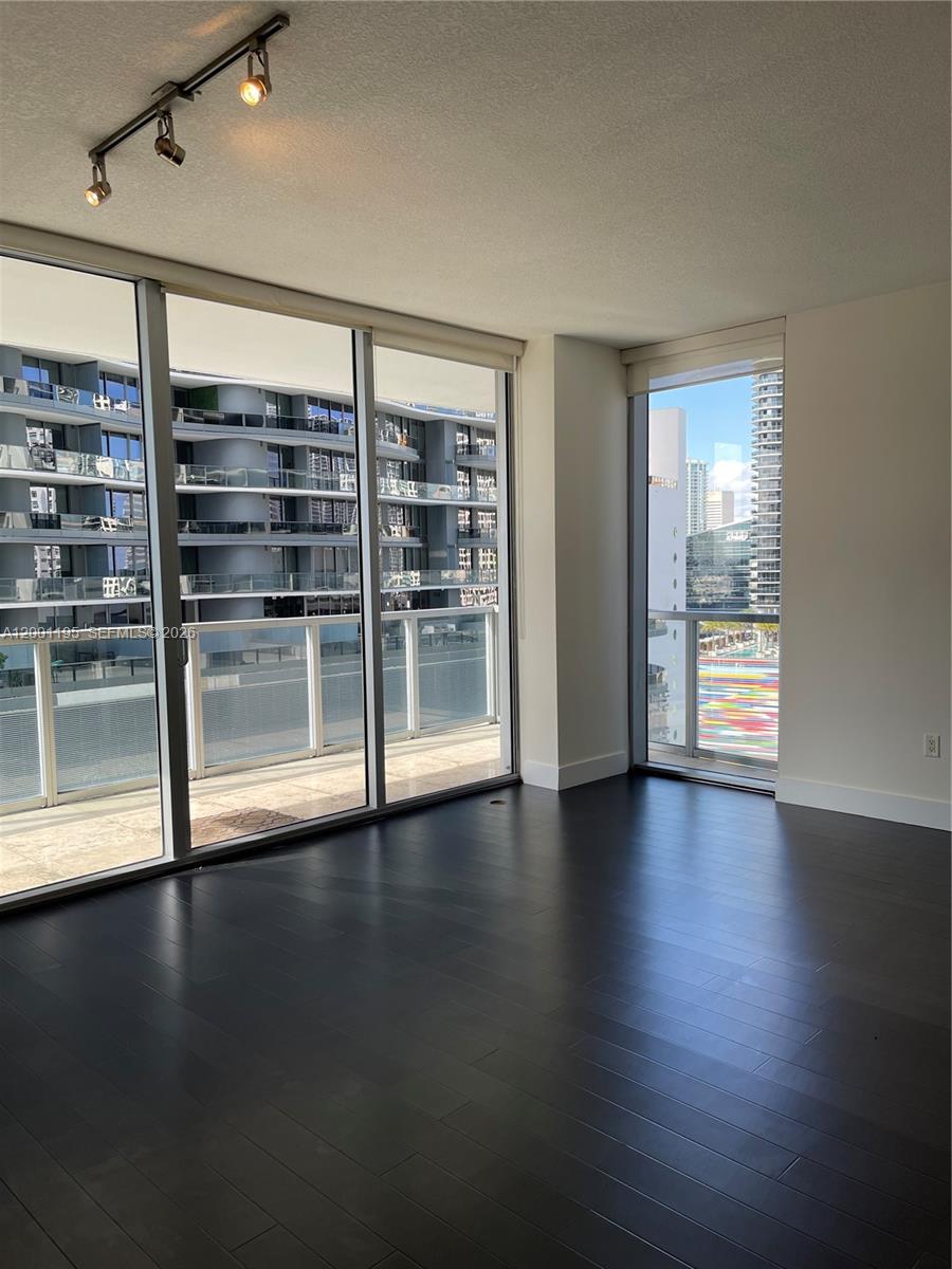 1050 Brickell Ave # 1820