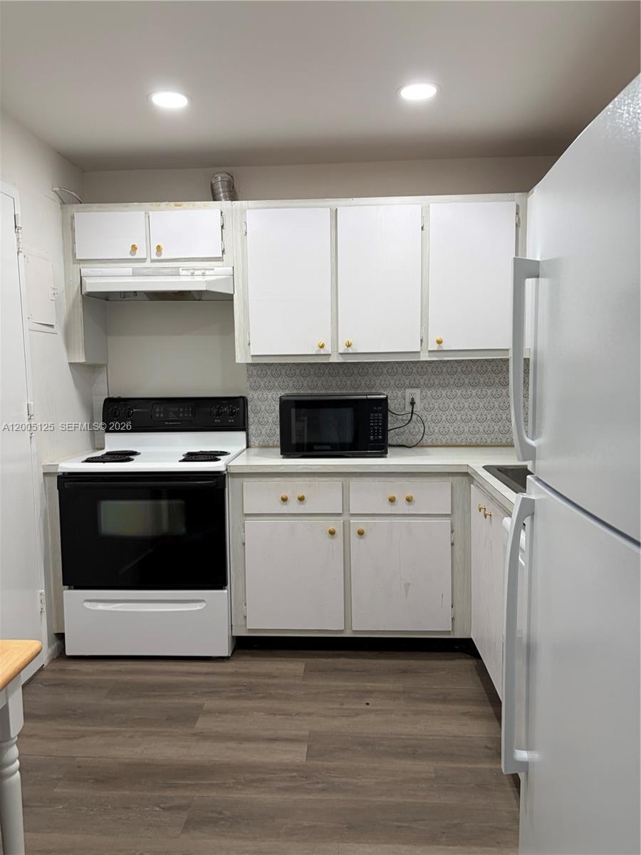 401 Golden Isles Dr # 716