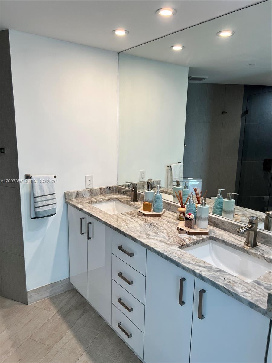 2475 Brickell Ave # 2207