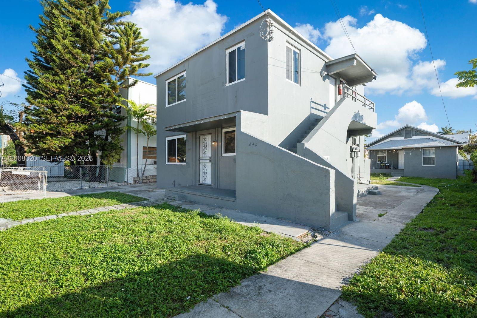 842 SW 3rd St