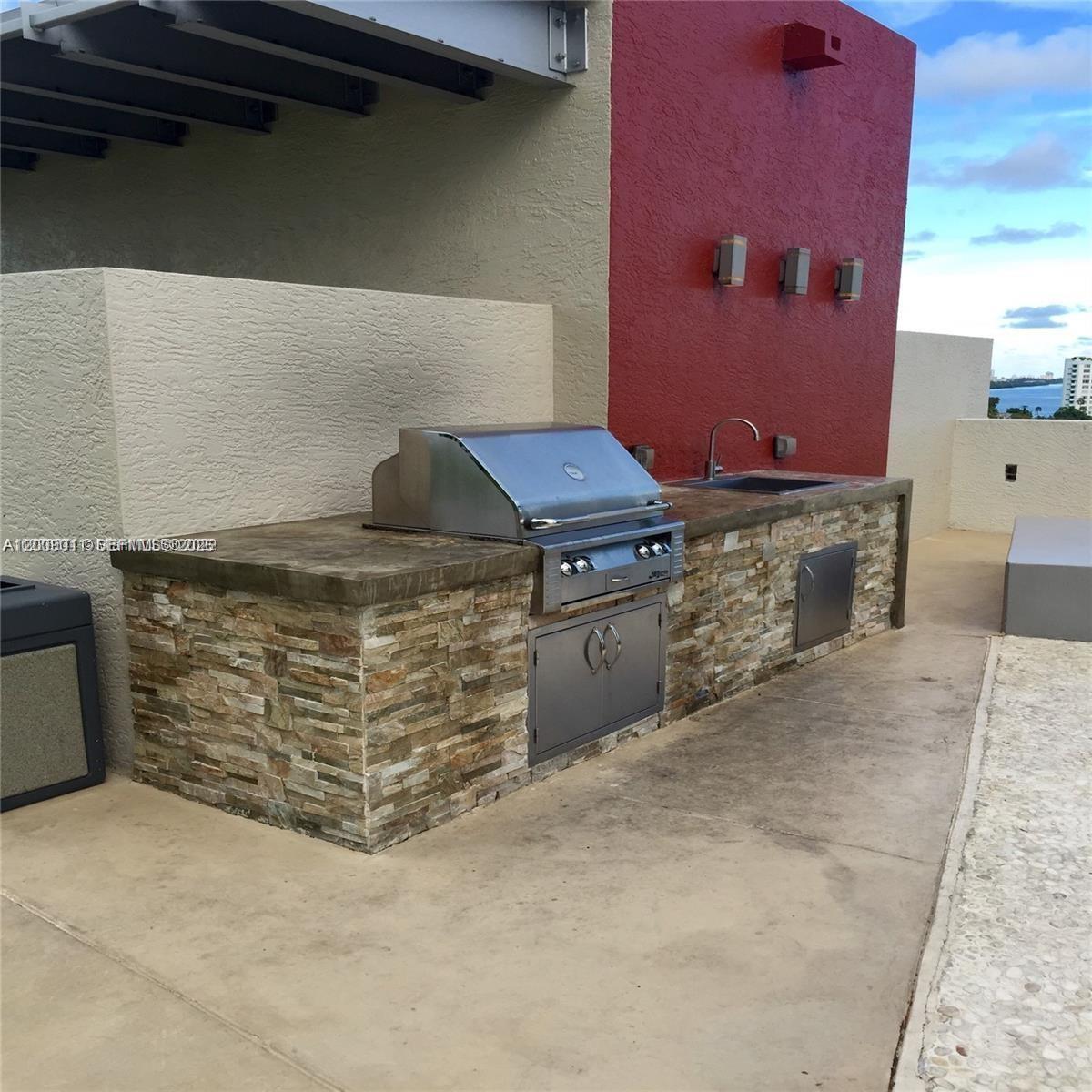 3301 NE 1 AV # H2005