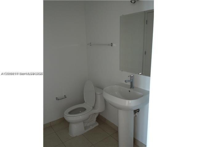 3301 NE 1 AV # H2005