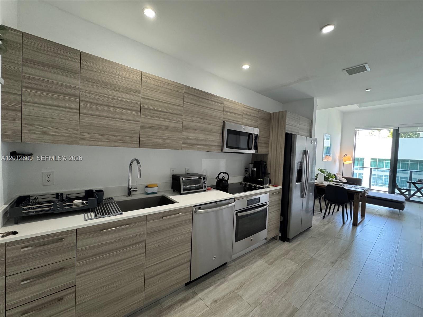 121 NE 34th St # L601