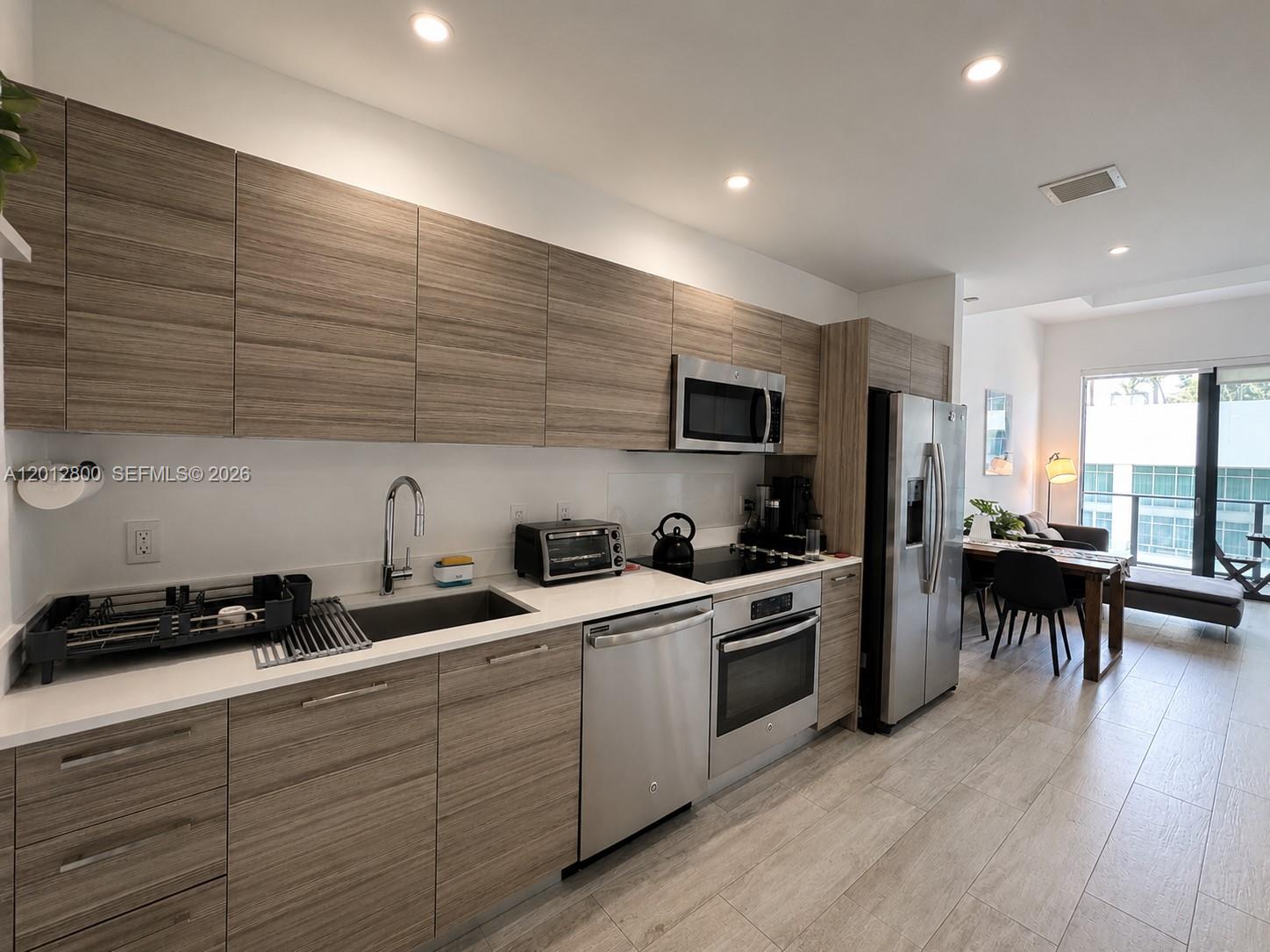 121 NE 34th St # L601