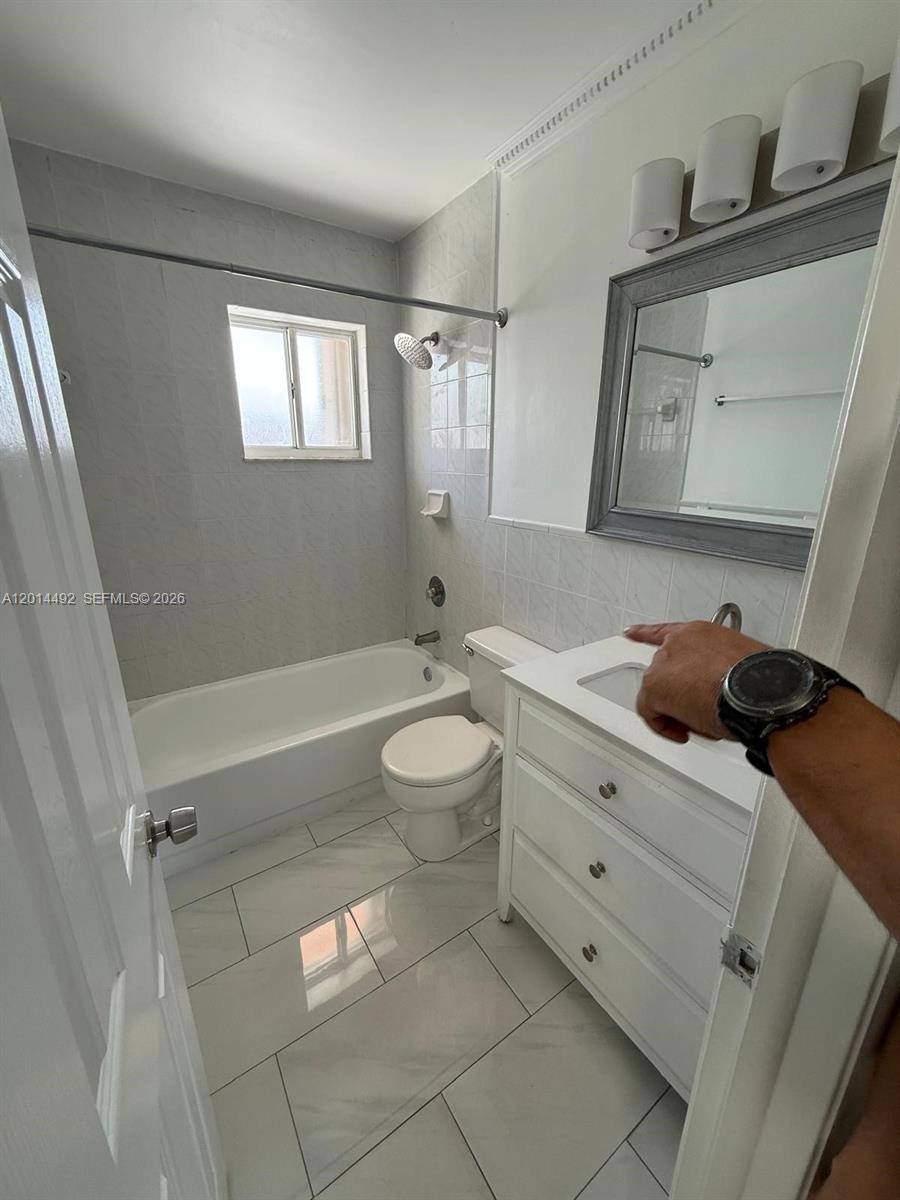 2212 W 74th St # 28 Unit: 201-28